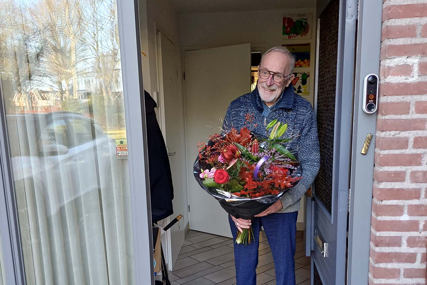 Bruijns uitvaartverzorging deelt prijs uit aan winnaar ‘raad-en-win-actie